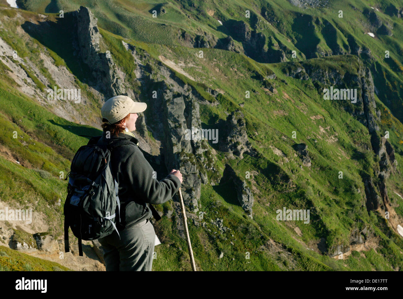 Escursionista in Massif du Sancy, valle di Chaudefour, Parc Naturel Regional des Volcans d'Auvergne, il Parco Naturale Regionale del Foto Stock