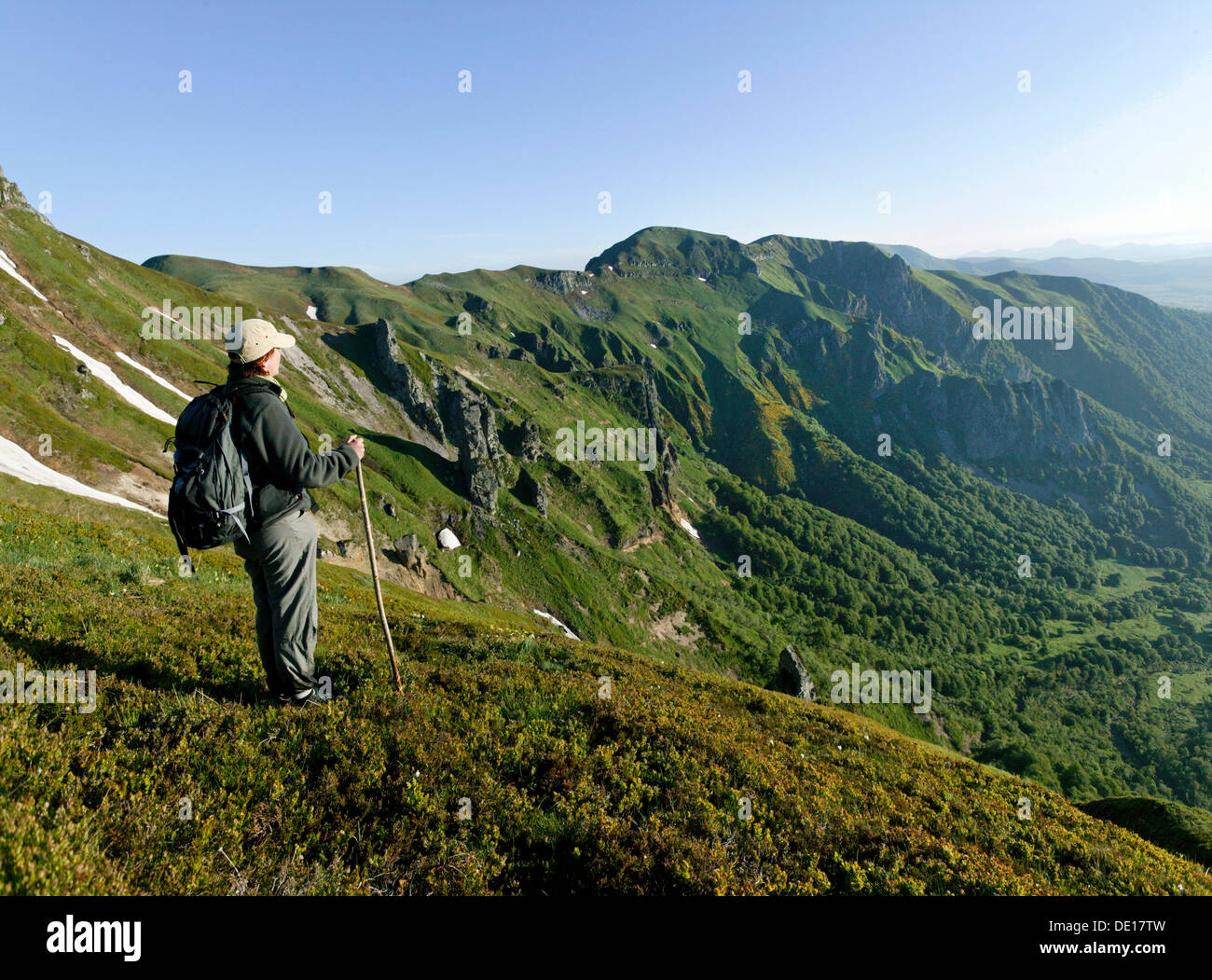 Escursionista in Massif du Sancy, valle di Chaudefour, Parc Naturel Regional des Volcans d'Auvergne, il Parco Naturale Regionale del Foto Stock