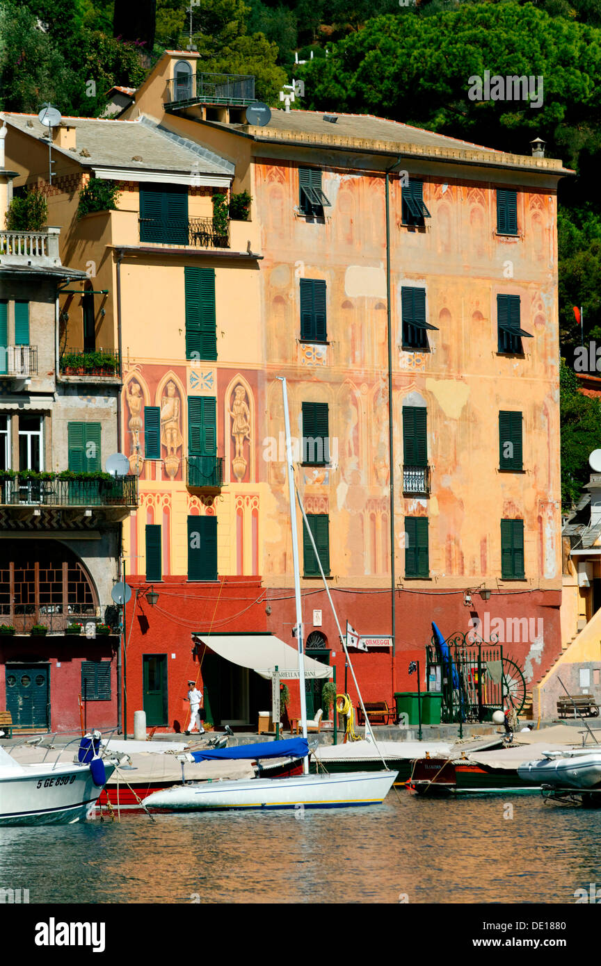 Case dipinte nel porto di Portofino, Golfo di Genova, Italia, Europa Foto Stock