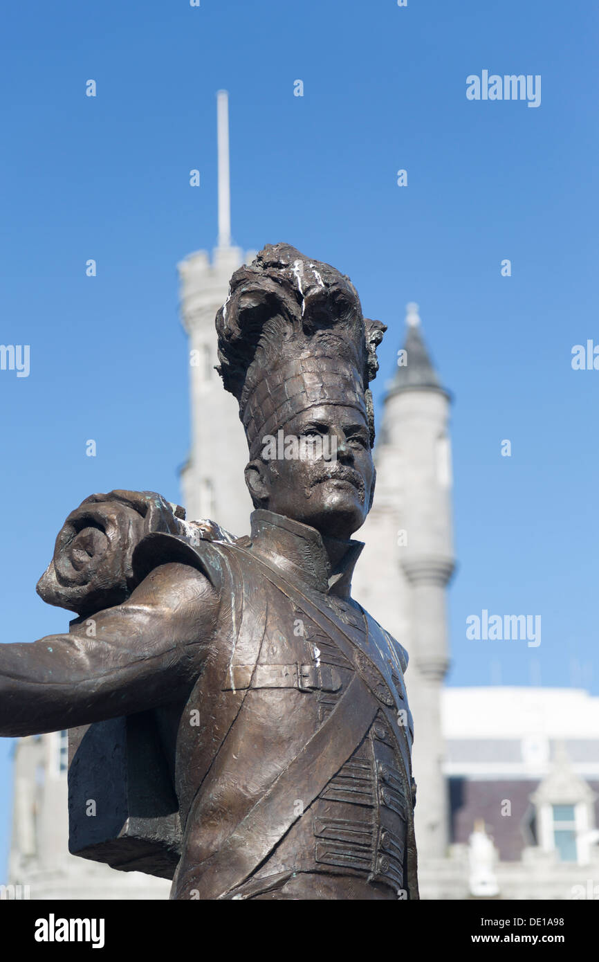 Regno Unito, Scozia, Aberdeen, il Gordon Highlander statua di Mark Richards, Piazza del Castello. Foto Stock