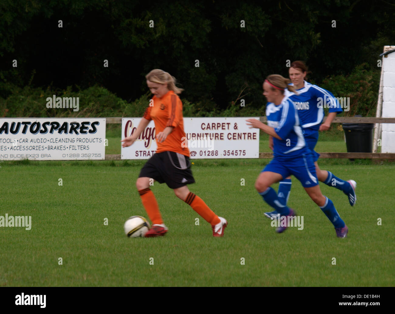 Azione rapida durante il calcio femminile corrispondono, Bude, Cornwall, Regno Unito 2013 Foto Stock