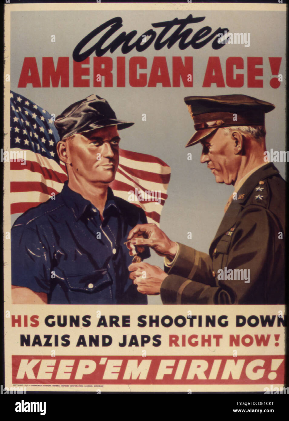 Questo poster propagandistico della seconda guerra mondiale presenta un pilota di caccia americano in azione, che promuove gli sforzi in corso delle forze americane per sconfiggere le forze naziste e giapponesi. Il poster enfatizza i continui combattimenti e la vittoria. Foto Stock