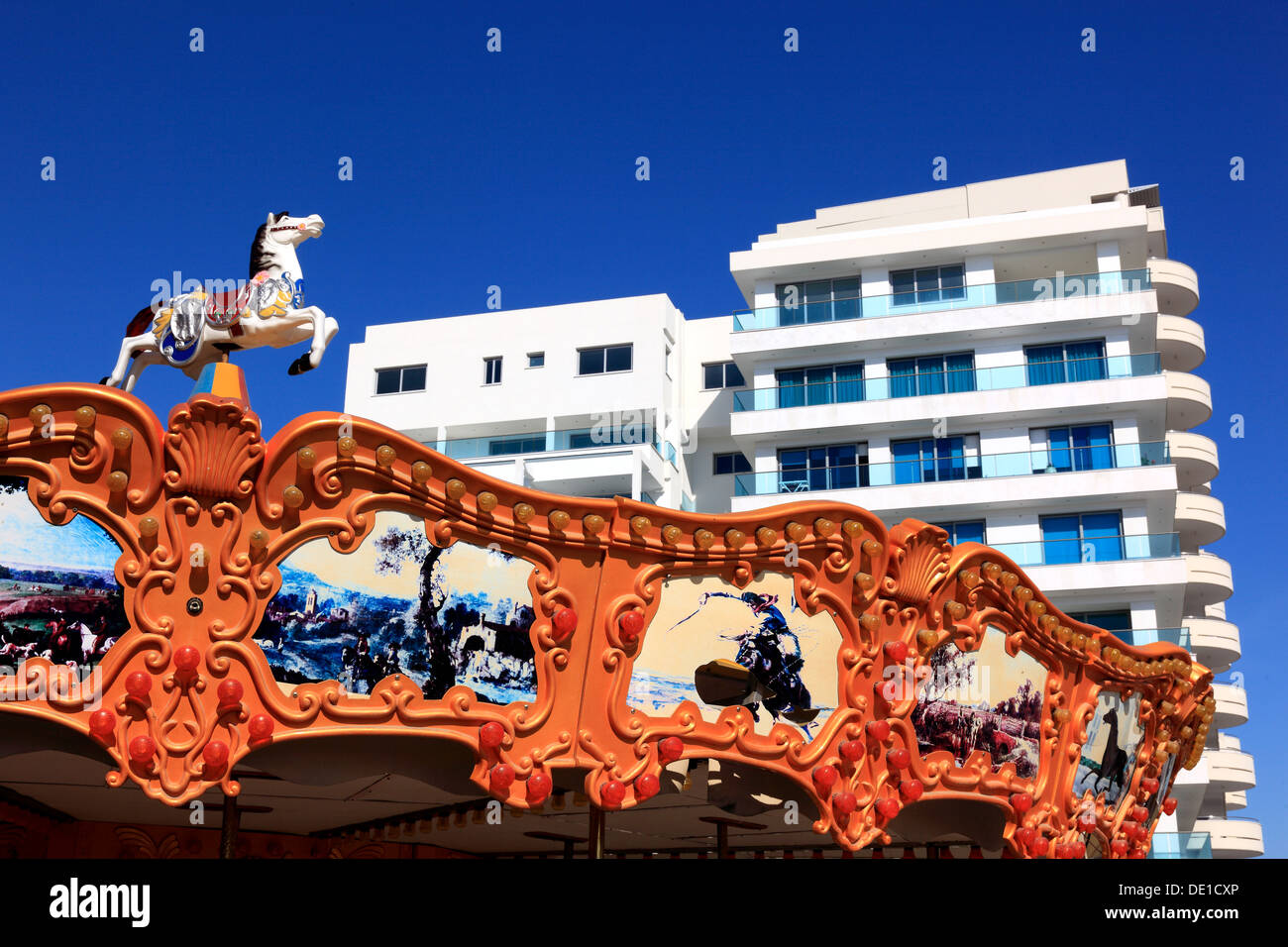 Cipro, larnaca, hotel, edifici residenziali, davanti una giostra Foto Stock