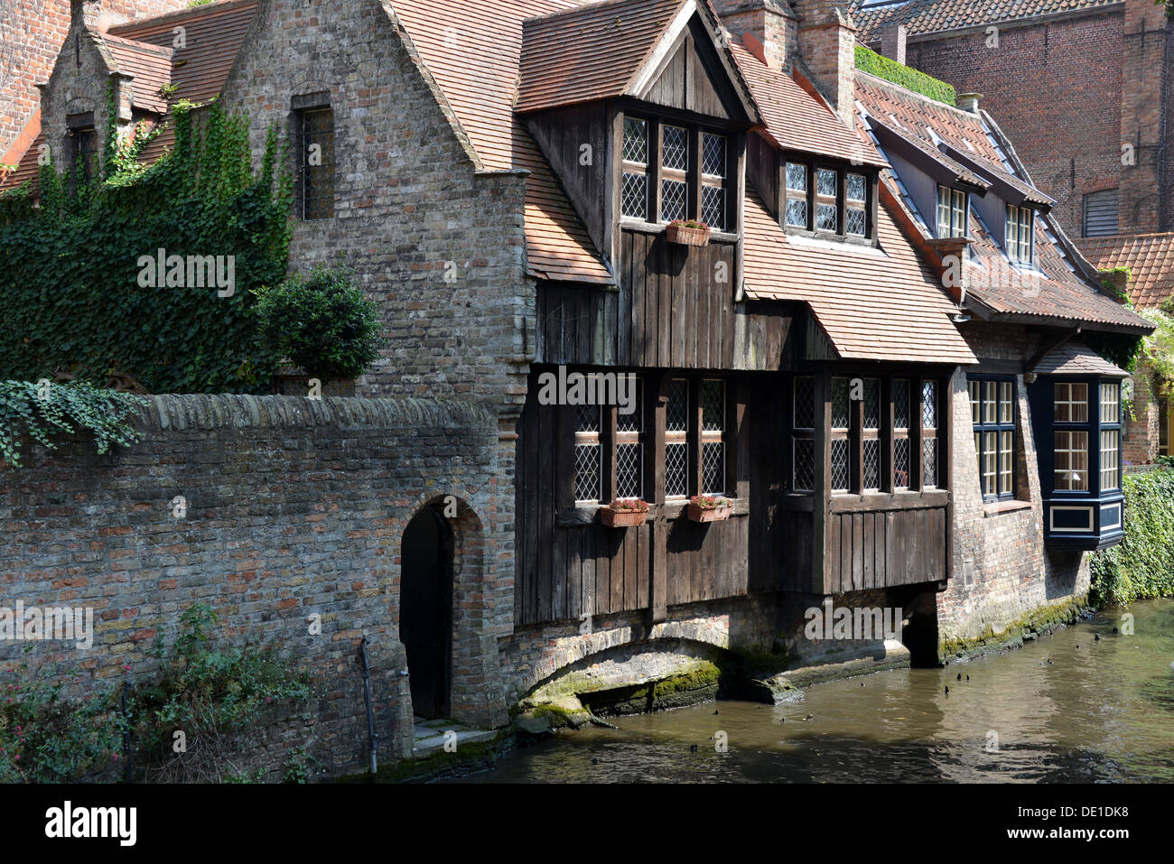 Antiche case vicino al canale di Bruges, Belgio. Foto Stock