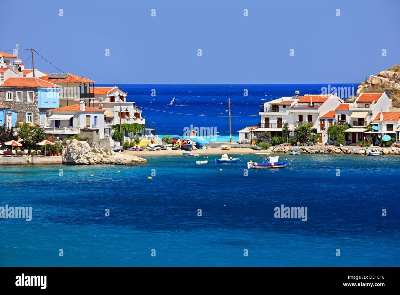 Kokkari village, una delle più popolari destinazioni turistiche in Samos Island, Grecia. Foto Stock