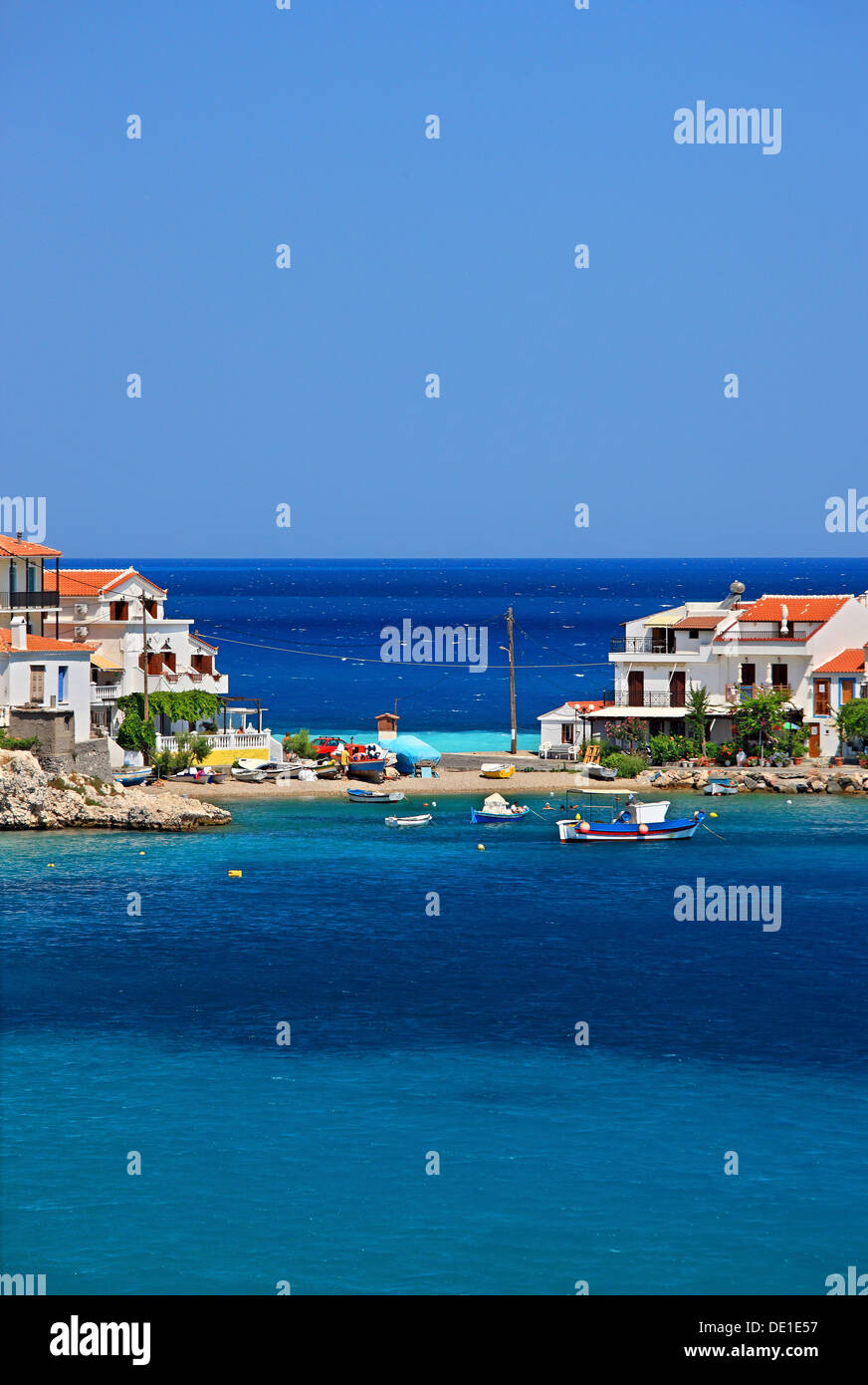 Kokkari village, una delle più popolari destinazioni turistiche in Samos Island, Grecia. Foto Stock