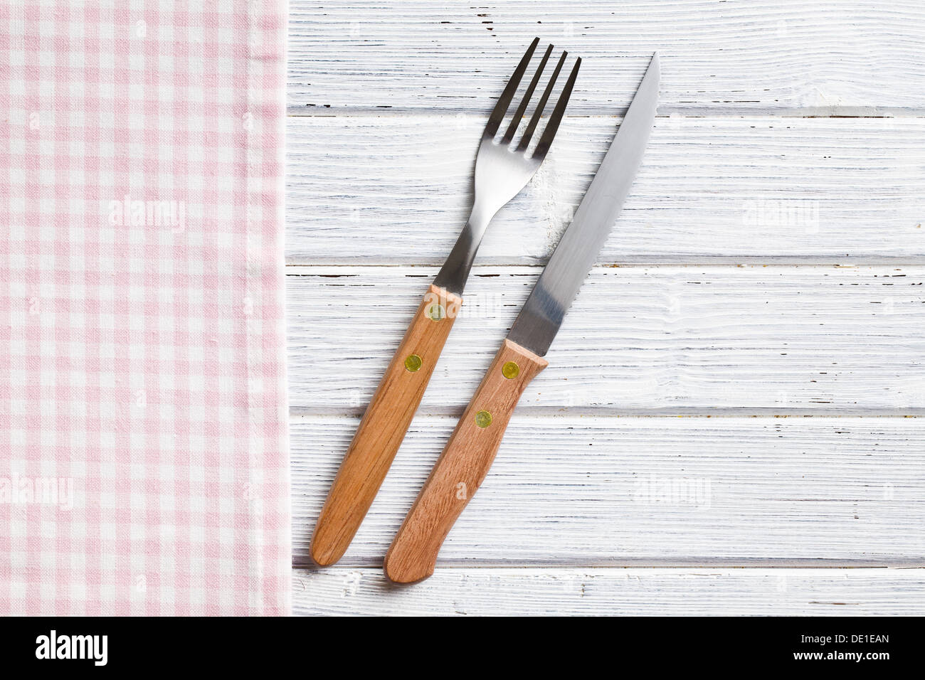 Il coltello e la forchetta sul tavolo di legno Foto Stock