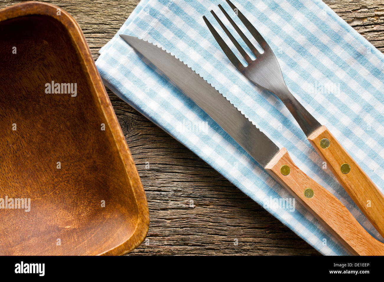 Il coltello e la forchetta sul tovagliolo a scacchi Foto Stock