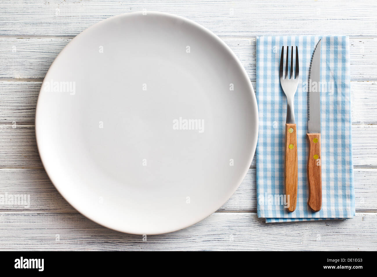 La piastra bianca con la forchetta e coltello Foto Stock