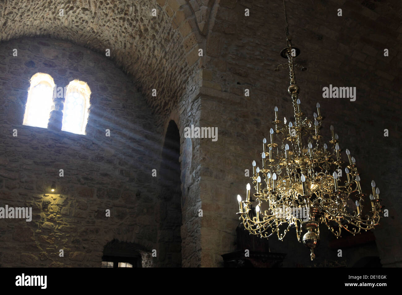 Cipro, Kiti posto, la chiesa bizantina di Panagia Angelokistos, lampadario, lampadari, interno Foto Stock