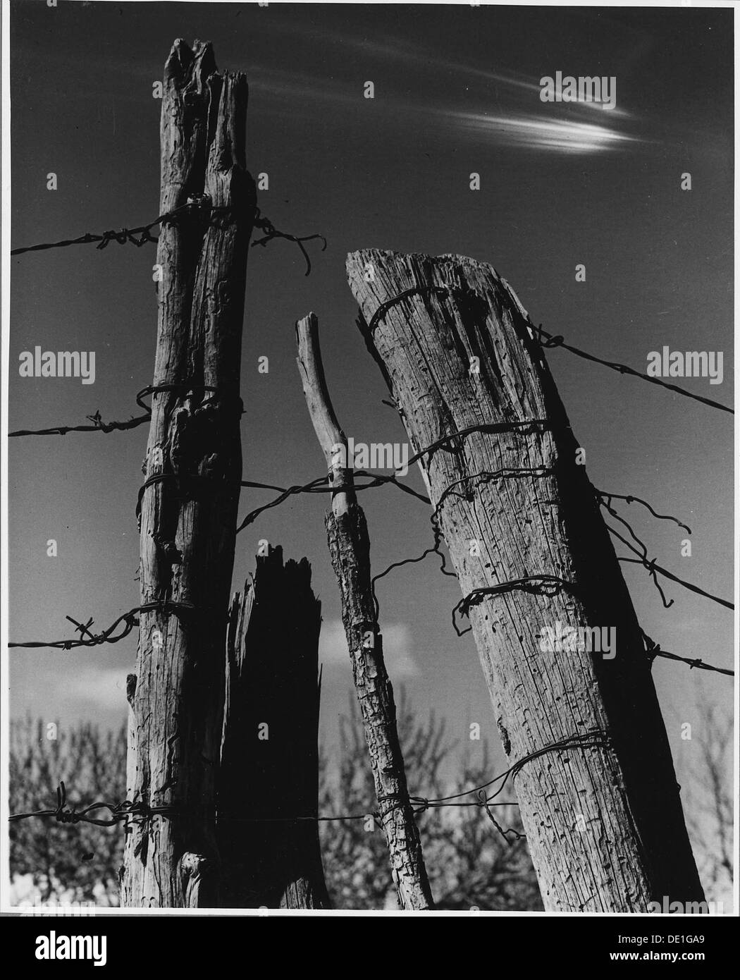 Una fotografia che mostra le pareti e le recinzioni di El Cerrito, contea di San Miguel, New Mexico, che riflette l'architettura rurale e i confini della proprietà nella regione durante i primi anni del XX secolo. Foto Stock