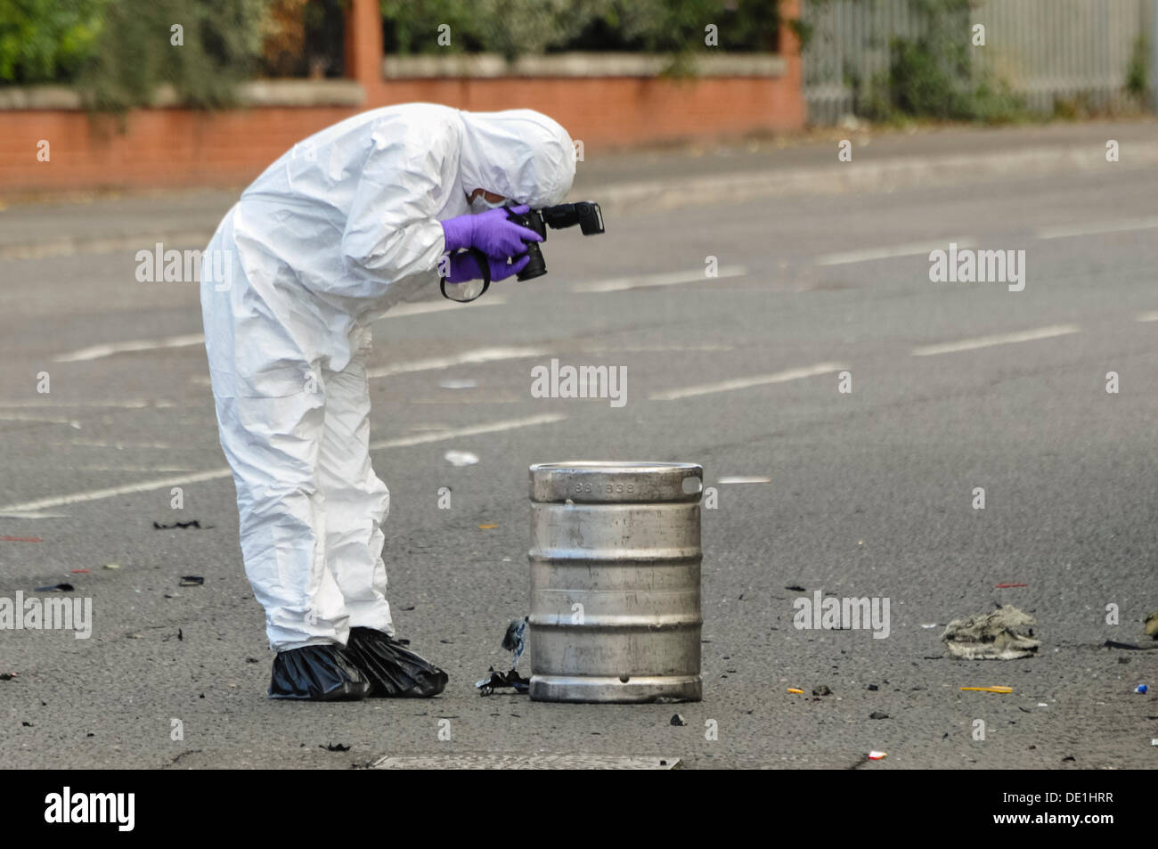 Belfast, Irlanda del Nord. 10 Settembre 2013 - UN PSNI forensics officer fotografie il barile di birra che è stato nella parte posteriore di un veicolo abbandonato e portano a esercito ATO effettuando una esplosione controllata. Credito: Stephen Barnes/Alamy Live News Foto Stock