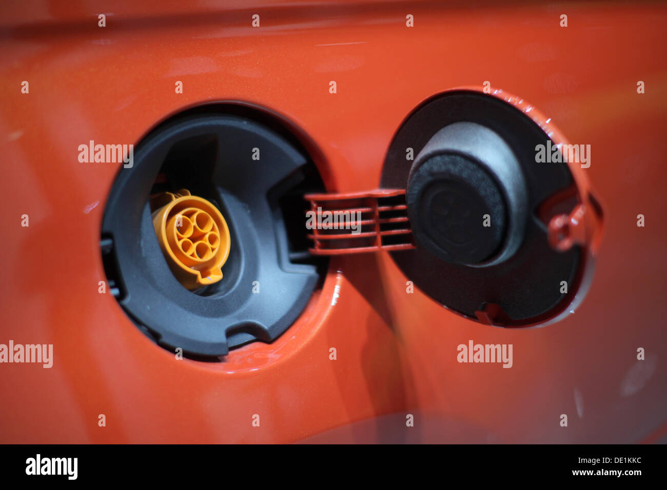 Francoforte, Germania. Decimo Sep, 2013. Il gas di apertura ugello della pompa di una Fiat 500 E, un'auto elettrica, viene presentato durante la stampa dei giorni del Salone di Francoforte IAA di Francoforte, Germania, 10 settembre 2013. Una delle più importanti mostre di auto in tutto il mondo, Frankfurt Motor Show sarà aperto ufficialmente il 12 settembre dal Cancelliere tedesco Angela Merkel, in esecuzione fino al 22 settembre 2013. Foto: FREDRIK VON ERICHSEN/dpa/Alamy Live News Foto Stock