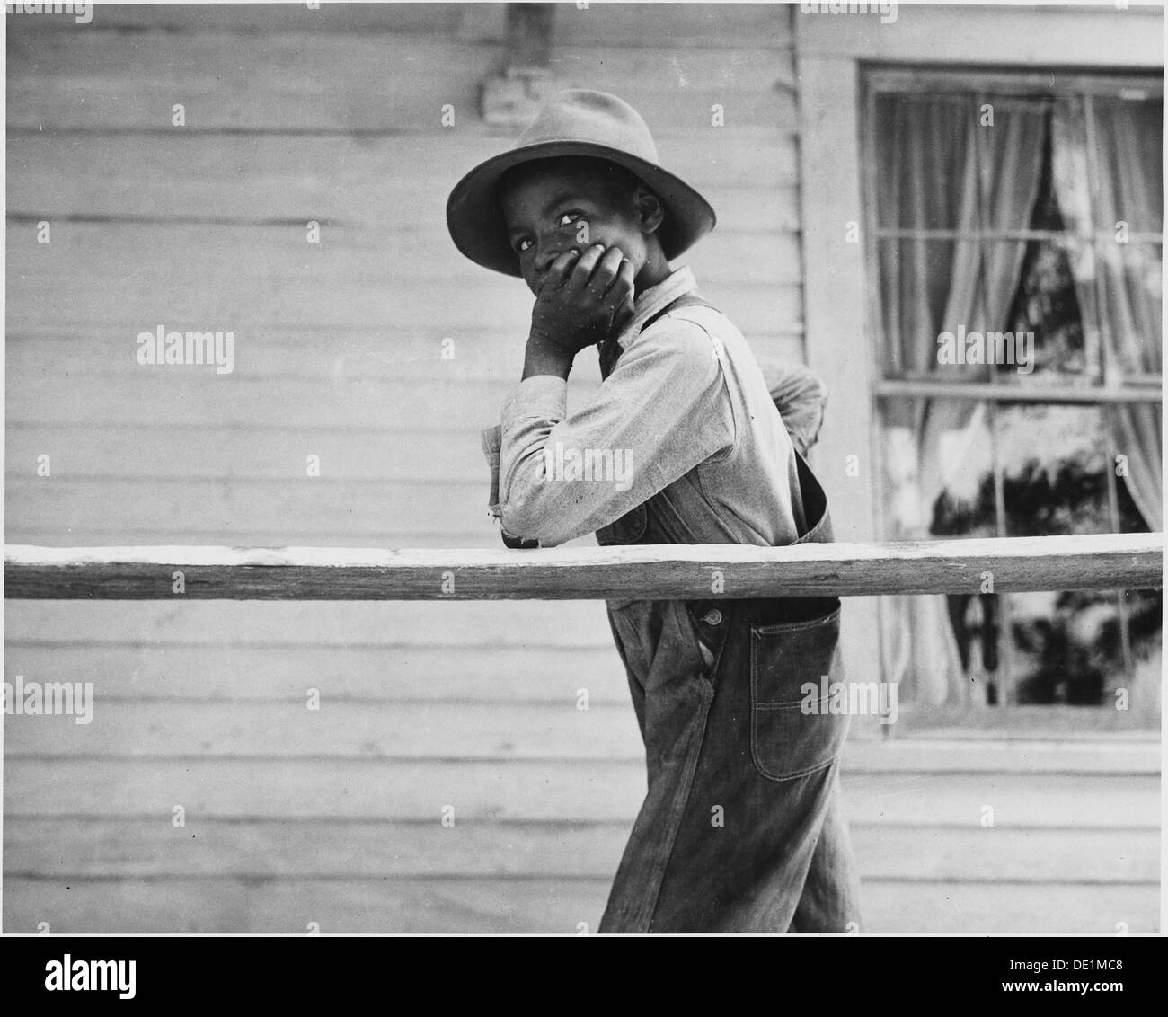 Questa immagine cattura i membri della Harmony Community nella contea di Putnam, Georgia. La fotografia evidenzia la vita afroamericana nella Georgia rurale durante l'inizio del XX secolo. Foto Stock