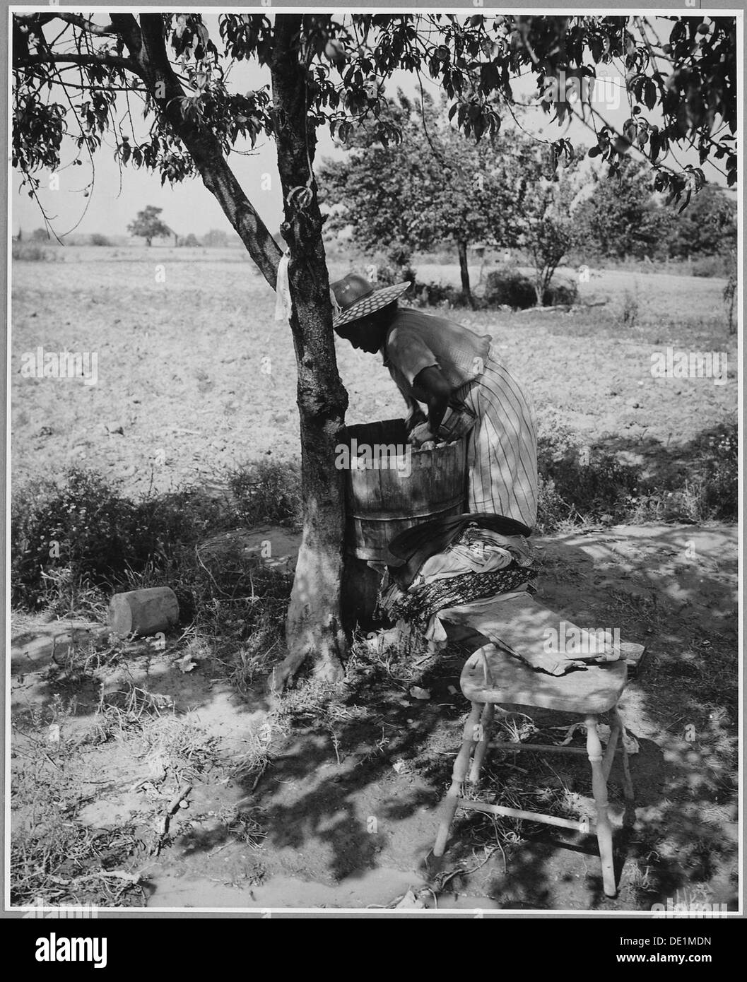 Nella Harmony Community, contea di Putnam, Georgia, il lavaggio all'aperto è una pratica comune, osservata sia nelle comunità bianche che afroamericane, che riflette la vita rurale all'inizio del XX secolo. Foto Stock