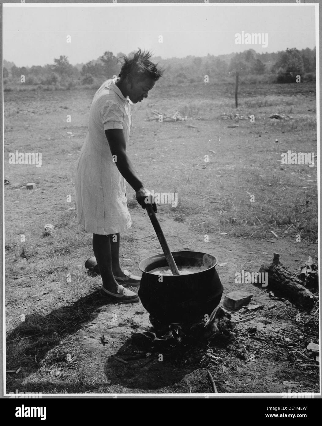 Nella Harmony Community della contea di Putnam, Georgia, le pratiche di lavaggio all'aperto sono comuni. Sia le famiglie bianche che quelle afroamericane si impegnano in questa attività tradizionale, riflettendo la vita rurale e le norme culturali nell'America dei primi anni del XX secolo. Foto Stock