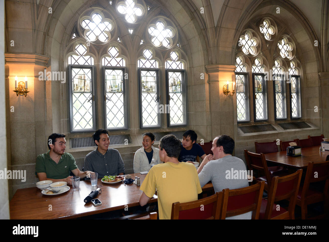 Università di Yale studenti mangiare in Calhoun College residenziale presso la Yale scuola estiva. Foto Stock