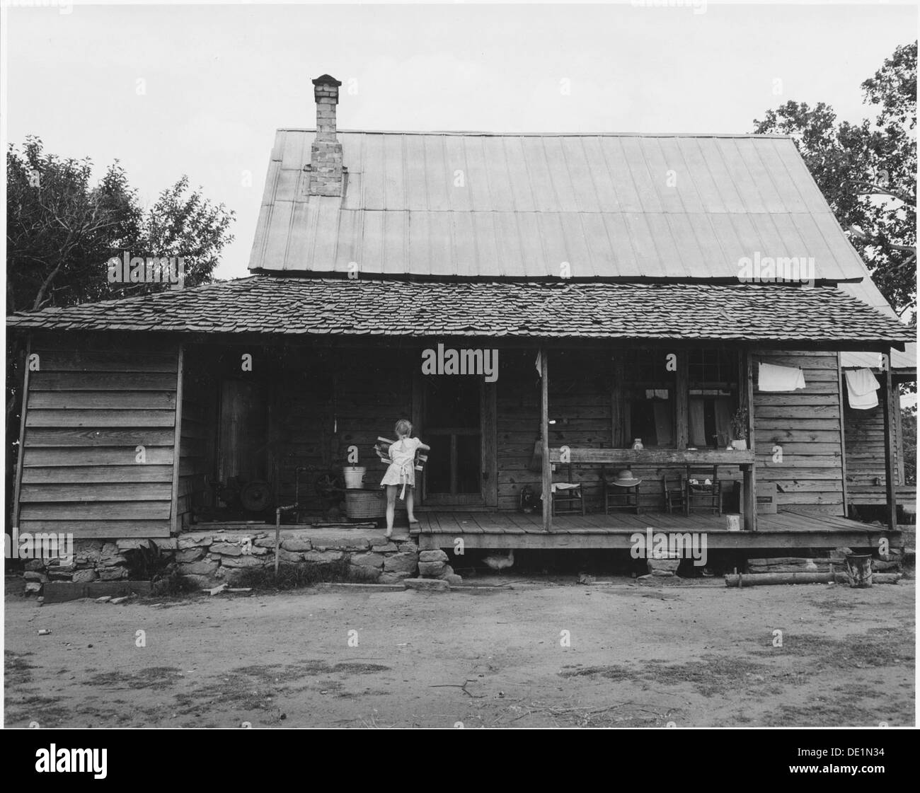 L'Harmony Community nella contea di Putnam, Georgia, ospita case di proprietà di residenti bianchi. L'immagine cattura uno sguardo sulla vita residenziale e sulla struttura sociale della comunità rurale meridionale durante la metà del XX secolo. Foto Stock