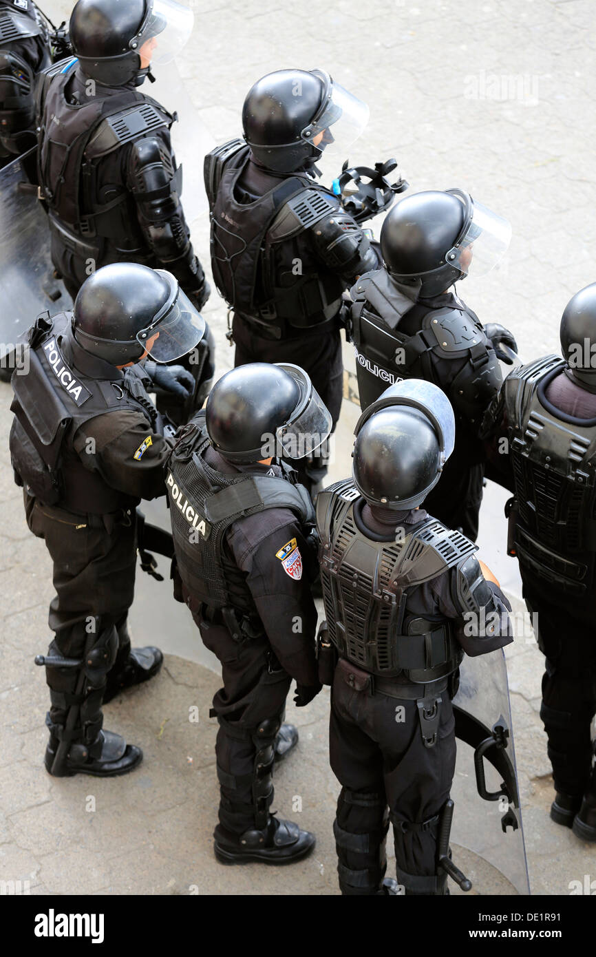 La polizia antisommossa in piena lotta marcia su standby nella town plaza durante l annuale di Inti Raymi festeggiamenti, che spesso attira i problemi Foto Stock