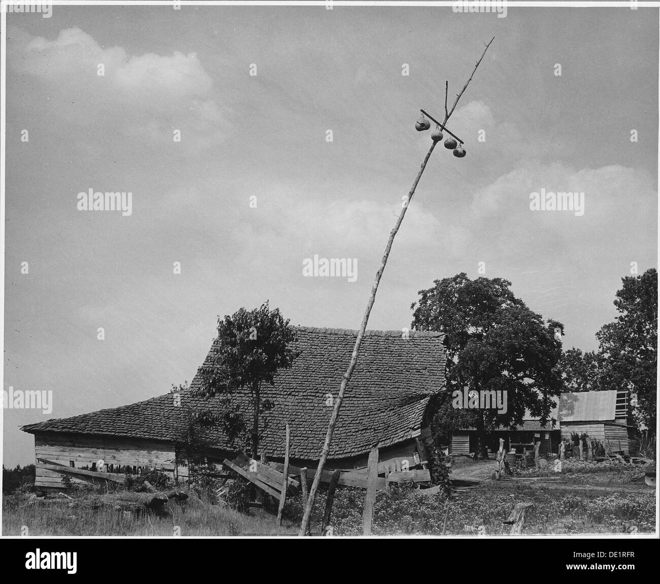 Questa immagine raffigura la Harmony Community nella contea di Putnam, Georgia, evidenziando le condizioni di vita degli operatori bianchi. Le case vanno da piccole baracche a abitazioni più consolidate. Foto Stock