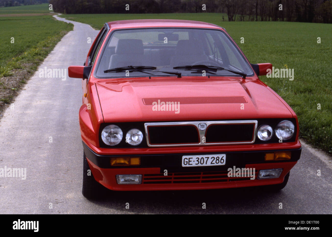 Lancia Delta Integrale Sport auto 4x4 4WD degli anni novanta in rosso, vista frontale nella campagna svizzera Foto Stock