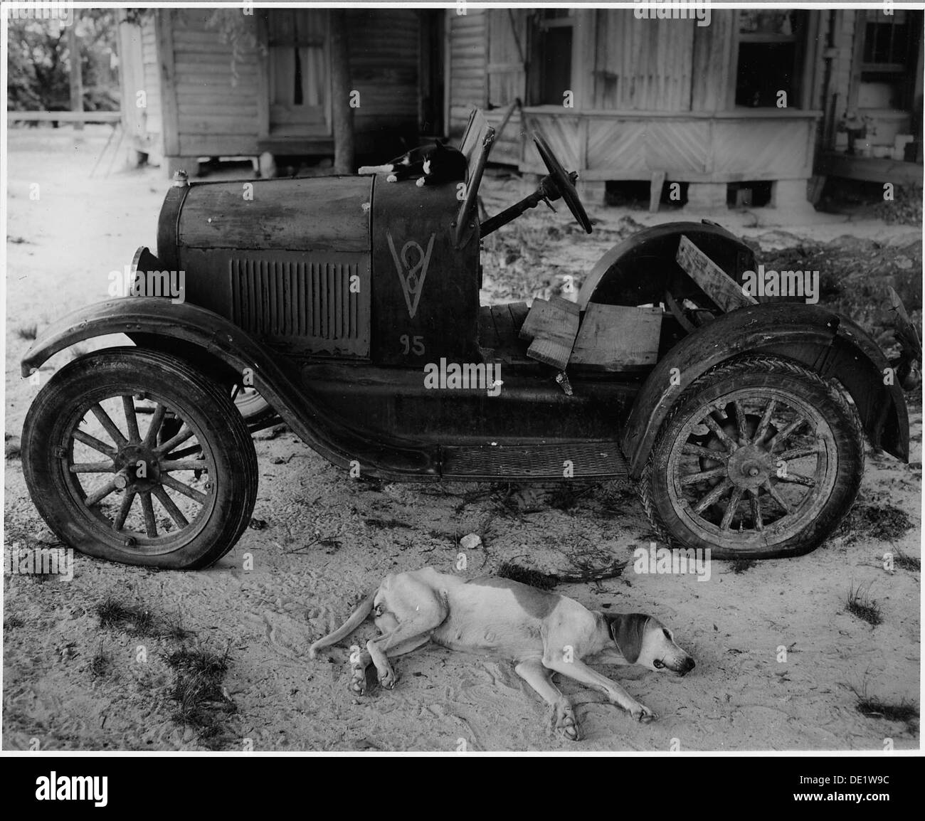 Il cortile anteriore della casa di un inquilino bianco nella Harmony Community, Putnam County, Georgia, è mostrato con un veicolo Ford, che mette in risalto la vita rurale del sud. Foto Stock