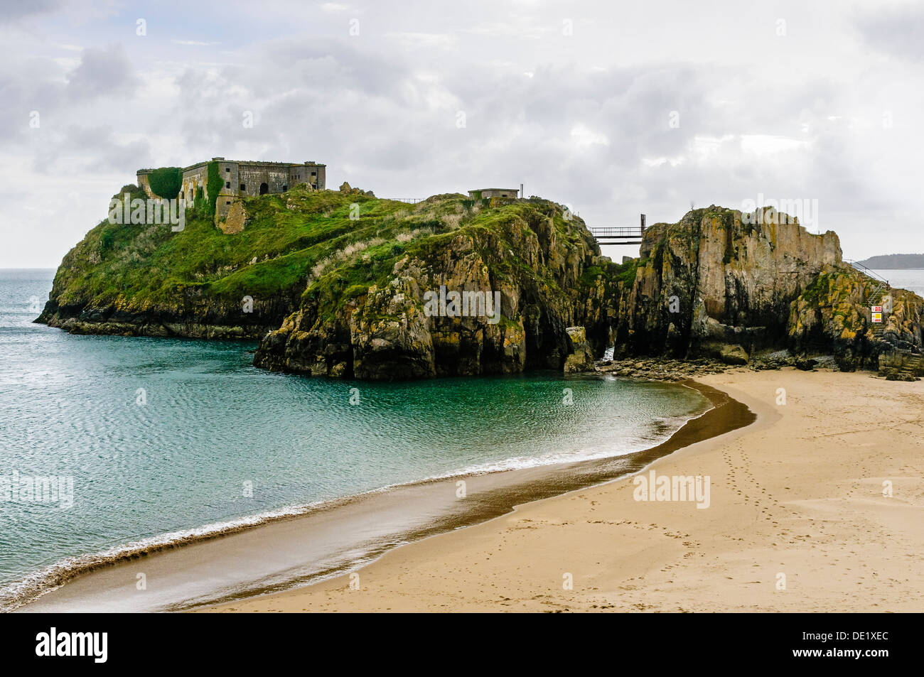 Il formidabile cercando Fort costruito di granito e di calcare sul tidal affioramento di Santa Caterina, Isola Castle Beach, Tenby Foto Stock