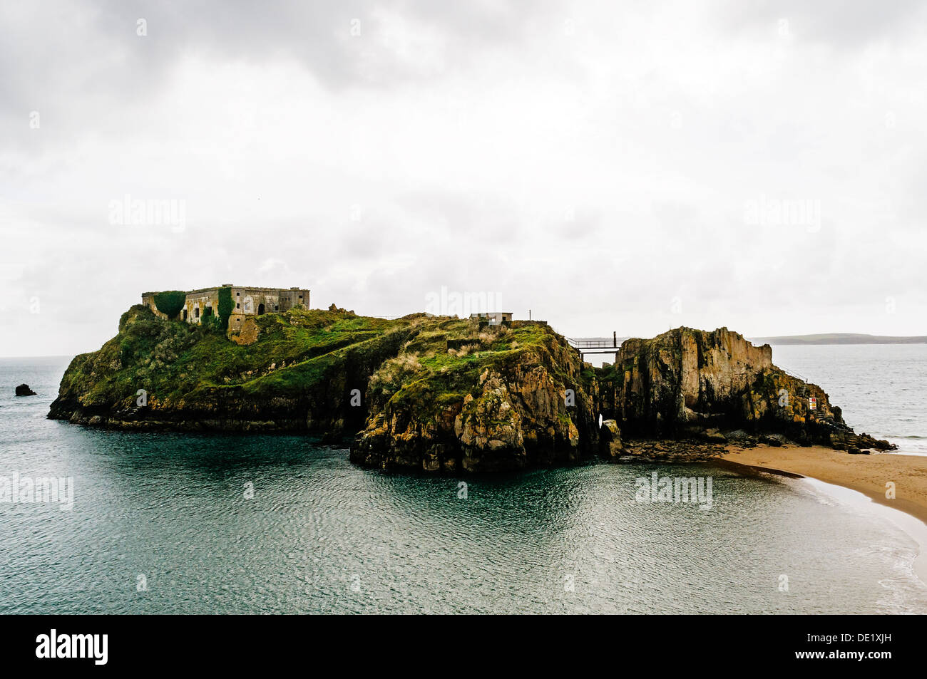 Il formidabile cercando Fort costruito di granito e di calcare sul tidal affioramento di Santa Caterina, Isola Castle Beach, Tenby Foto Stock