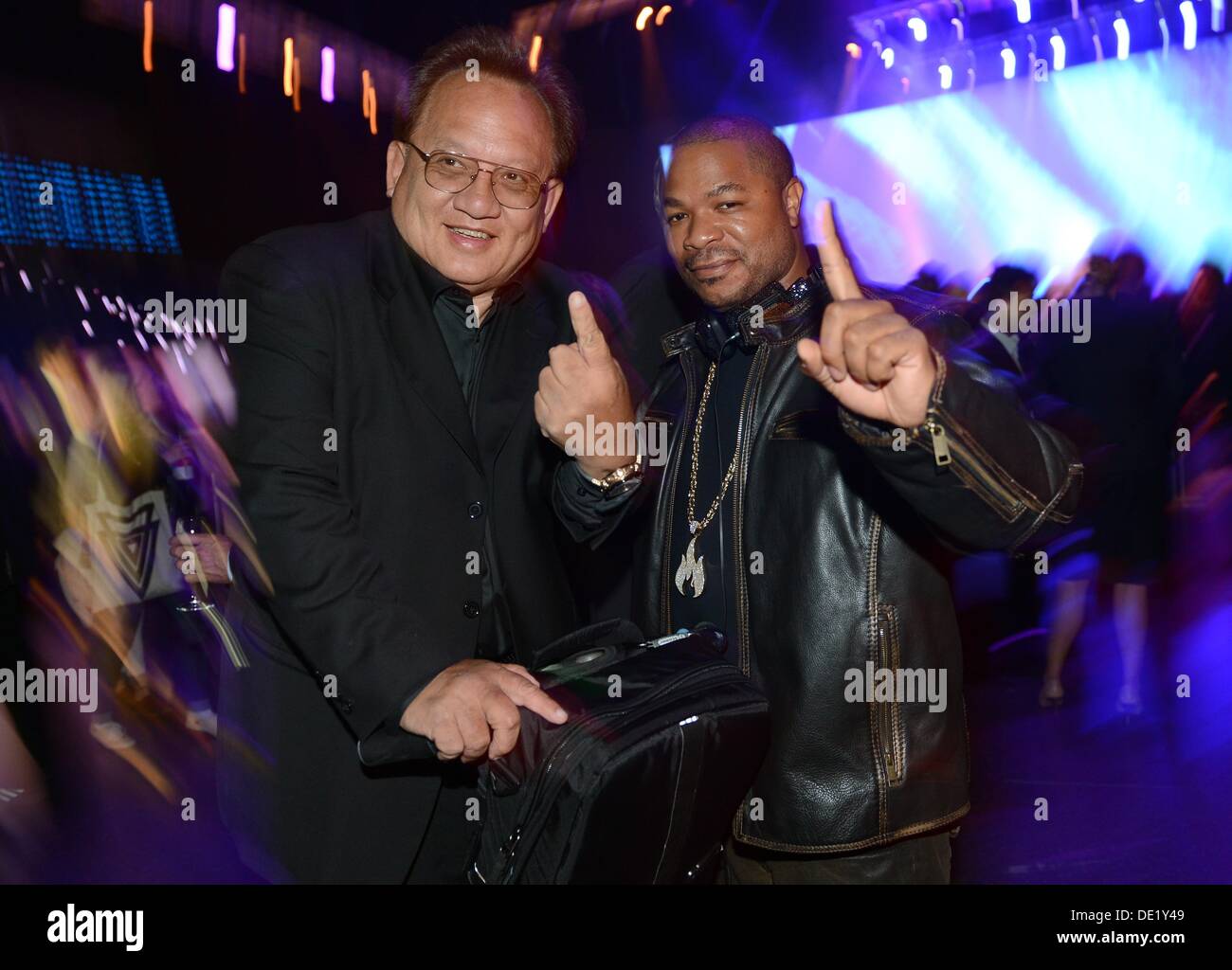 Berlino, Germania. 09Sep, 2013. Il CEO di cuffie Monster, Noel Lee (l) e noi artista rap Xzibit (alias: Alvin Nathaniel Joiner) frequentano il Medianight party organizzato dalla regione di Berlino-Brandeburgo Medienboard e celebrare il quinto anniversario di O2-sede mondiale di Berlino in Germania il 9 settembre 2013. Foto: Britta Pedersen Credito: dpa picture alliance/Alamy Live News Foto Stock