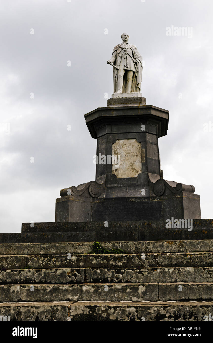 Una statua in marmo di Prince Albert in maresciallo di campo uniforme che indossa l'Ordine della Giarrettiera inaugurato dal principe Arthur nel 1865 Foto Stock