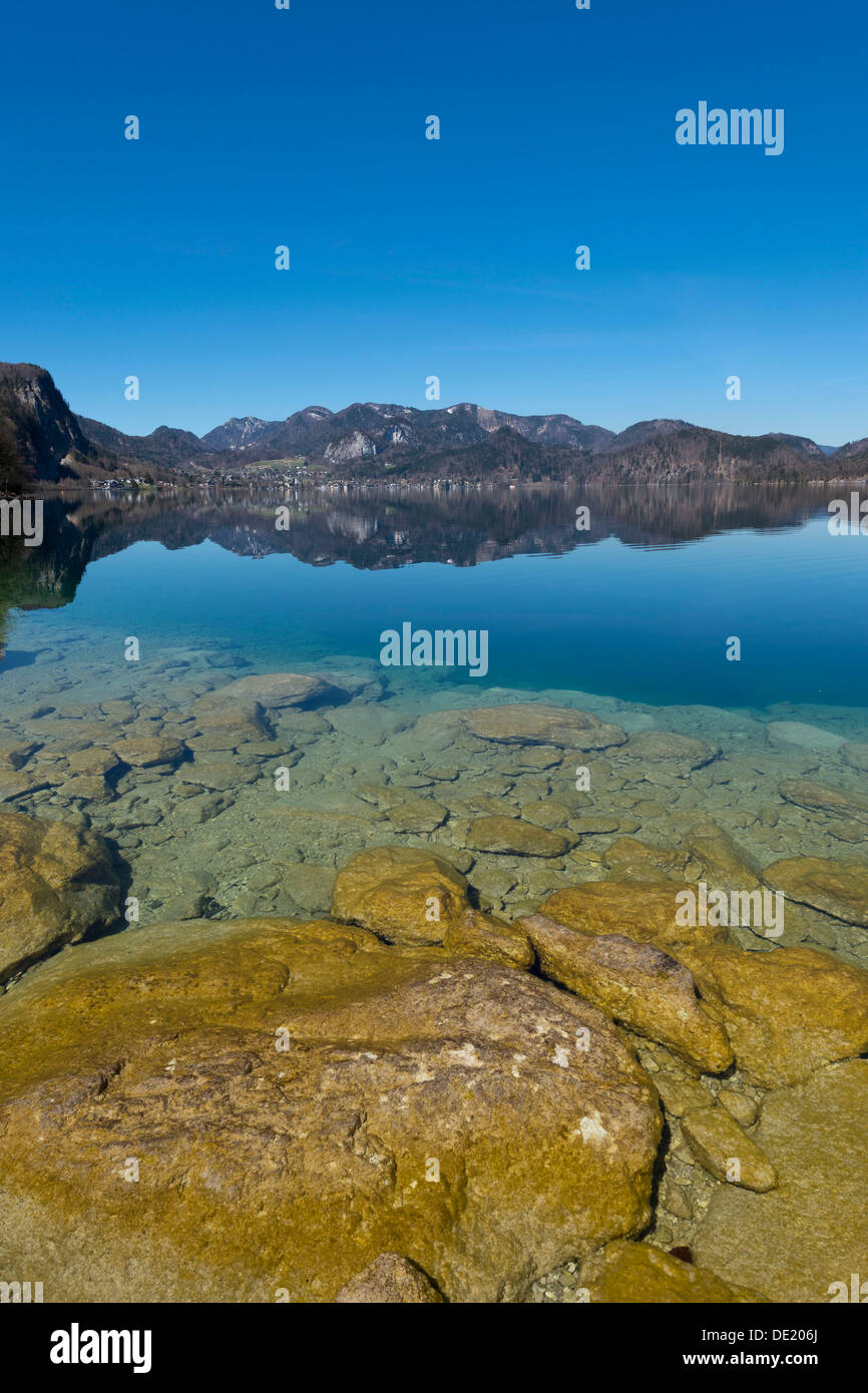 Lago di Wolfgang con una riflessione sulle montagne circostanti, vicino a Sankt Gilgen, Salzkammergut, Salzburger Land Oberösterreich, Foto Stock