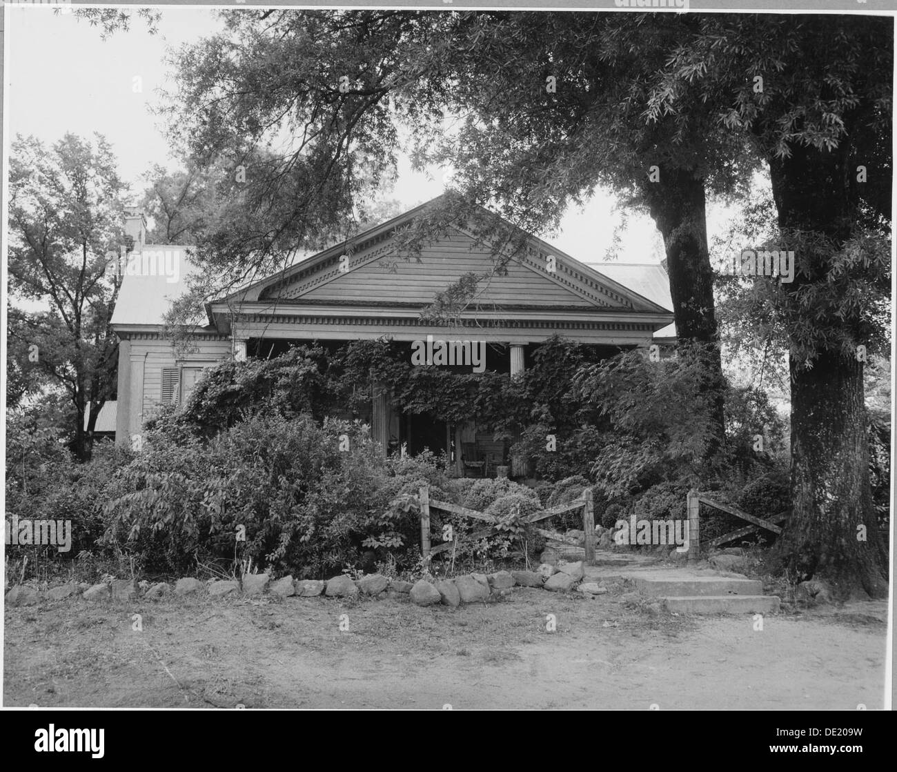 Questa immagine raffigura case di proprietà di residenti bianchi nella Harmony Community, Putnam County, Georgia. La comunità è caratterizzata da case rurali e dintorni agricoli, tipici della struttura demografica ed economica di questa regione. Foto Stock