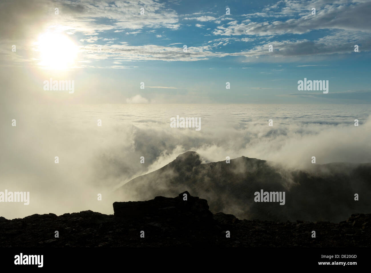 Nuvole che si muovono in, retroilluminazione, area sommitale del Mt ​​Slaettaratindur, Eysturoy, Isole Faerøer, Danimarca Foto Stock