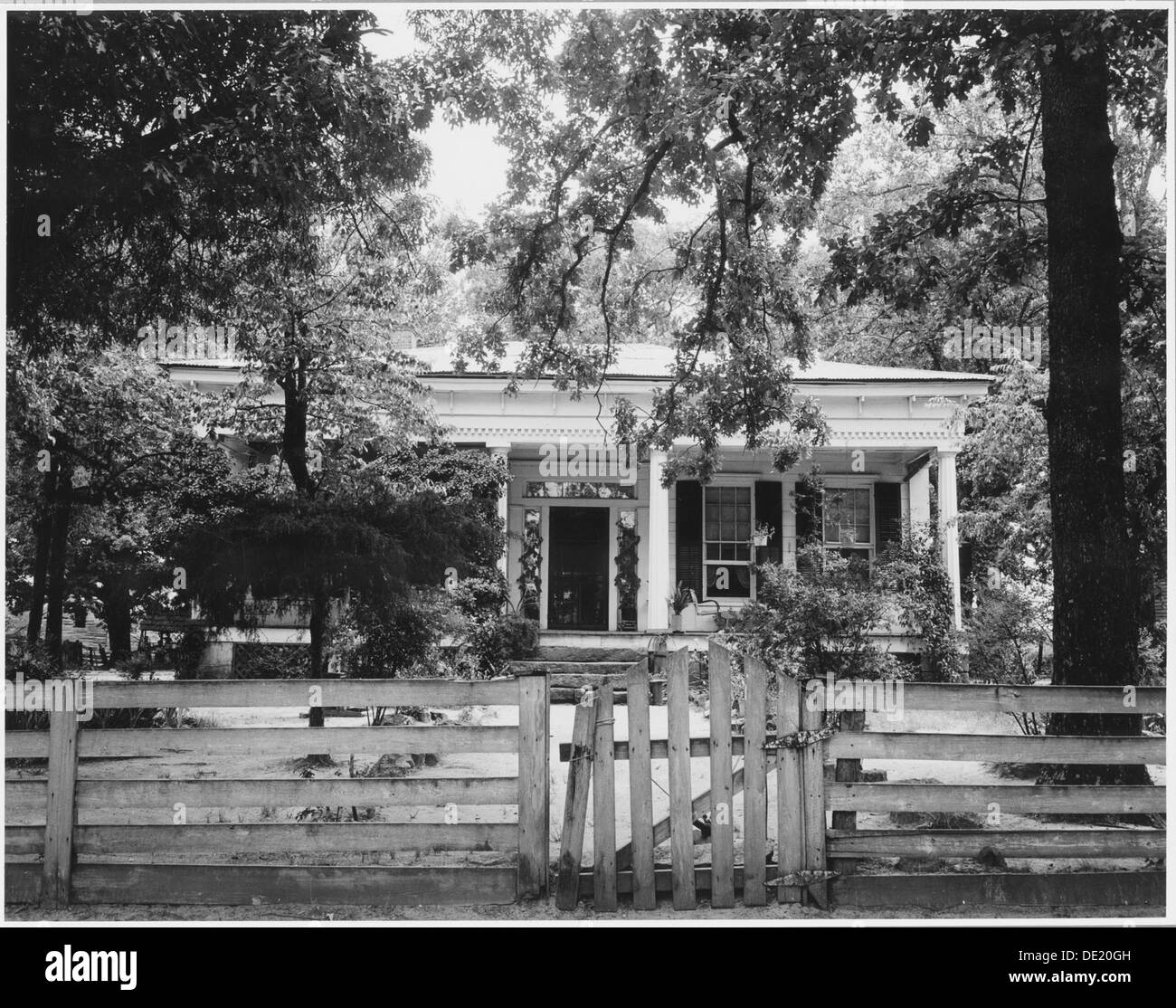 Case di proprietari di immobili bianchi nella Harmony Community, situata nella contea di Putnam, Georgia. La comunità rappresenta un'area rurale con una storia di proprietà terriera, concentrandosi sullo stile di vita dei suoi residenti durante la metà del XX secolo. Foto Stock