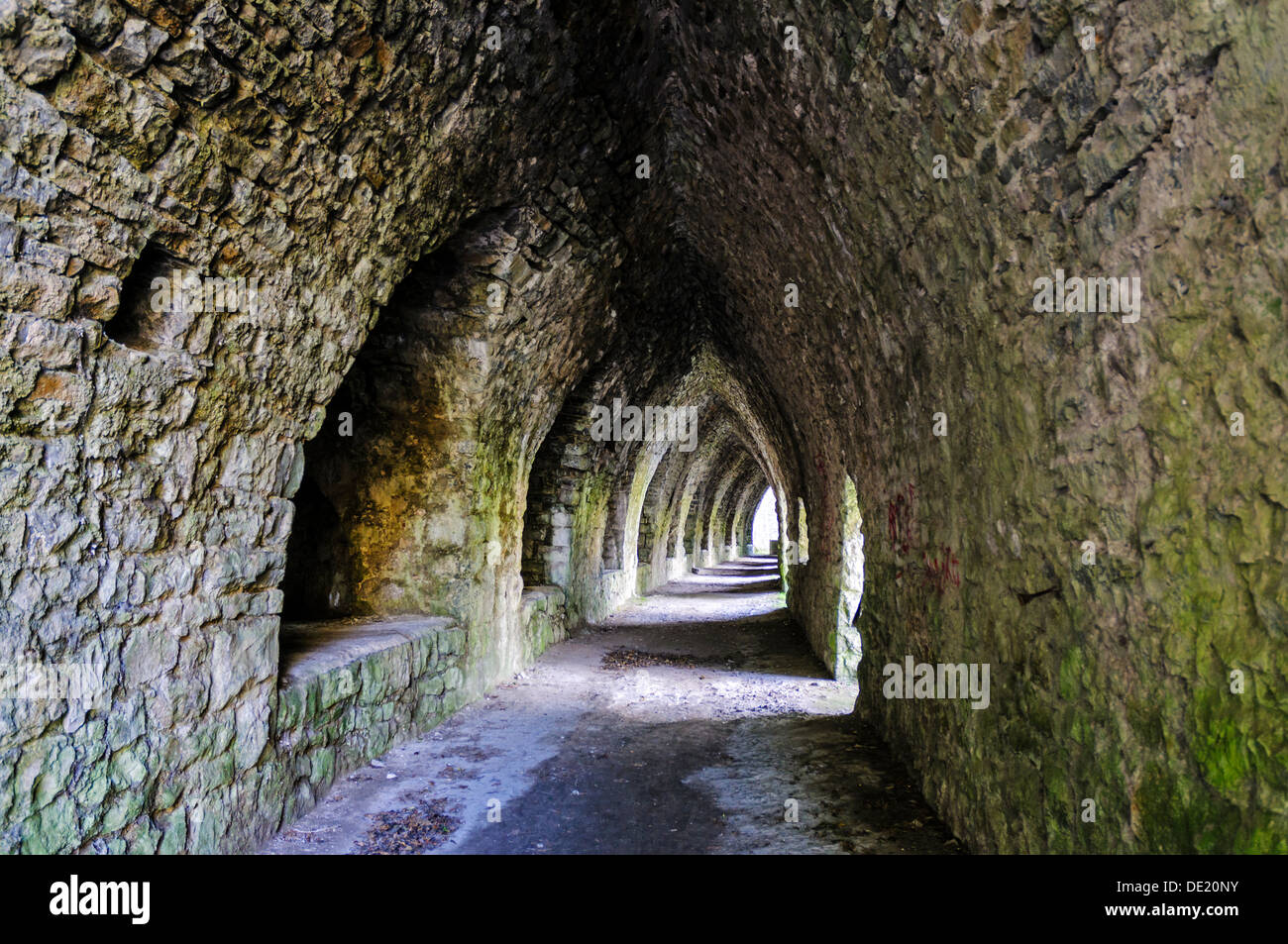 Una spettacolare banca del XIX secolo le fornaci da calce alloggiato in un tunnel ad arco di circa conci di pietra a forno Park, Penally Foto Stock