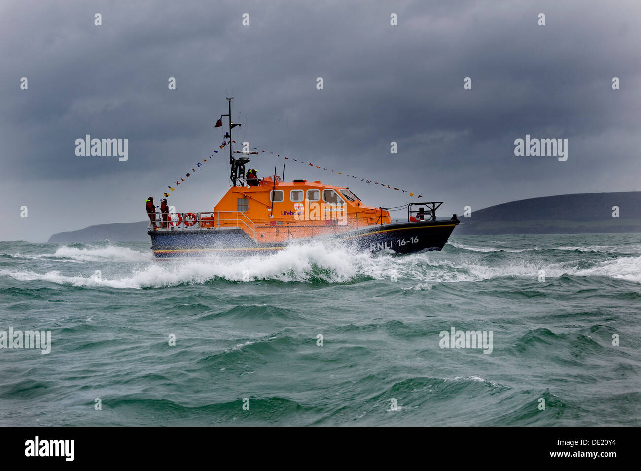 Il RNLI Tamar-class scialuppa di salvataggio Mollie Hunt in azione off Appledore sulla North Devon Coast Foto Stock