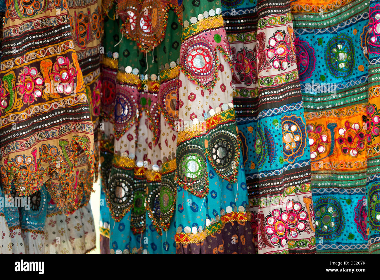 Mantelli variopinti intarsiato con specchi e diversi modelli, dettaglio Udaipur, Rajasthan, India Foto Stock