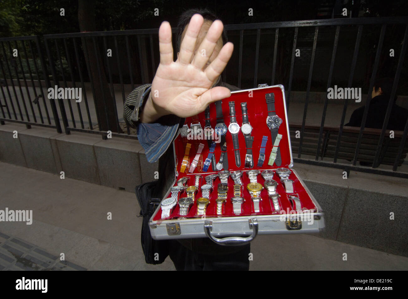 L'uomo vendita orologi contraffatti, Shanghai, Cina Foto stock - Alamy