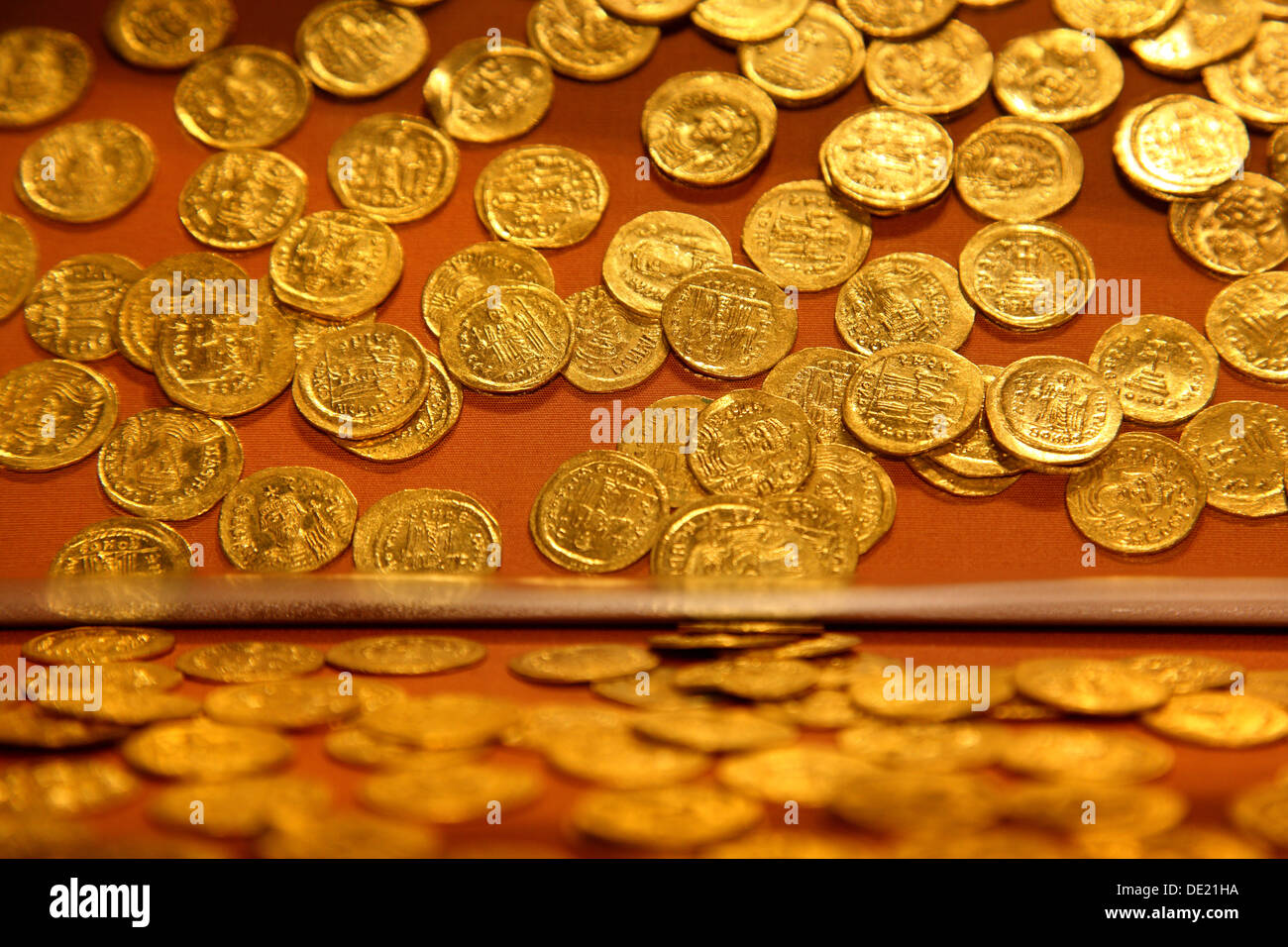 Golden monete bizantina presso il museo archeologico di Pythagorion, isola di Samos, Mar Egeo, Grecia. Foto Stock