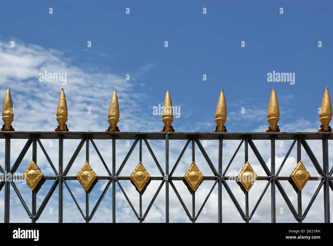Parte superiore della recinzione in acciaio con stile arte Tailandese sul cielo blu sullo sfondo Foto Stock