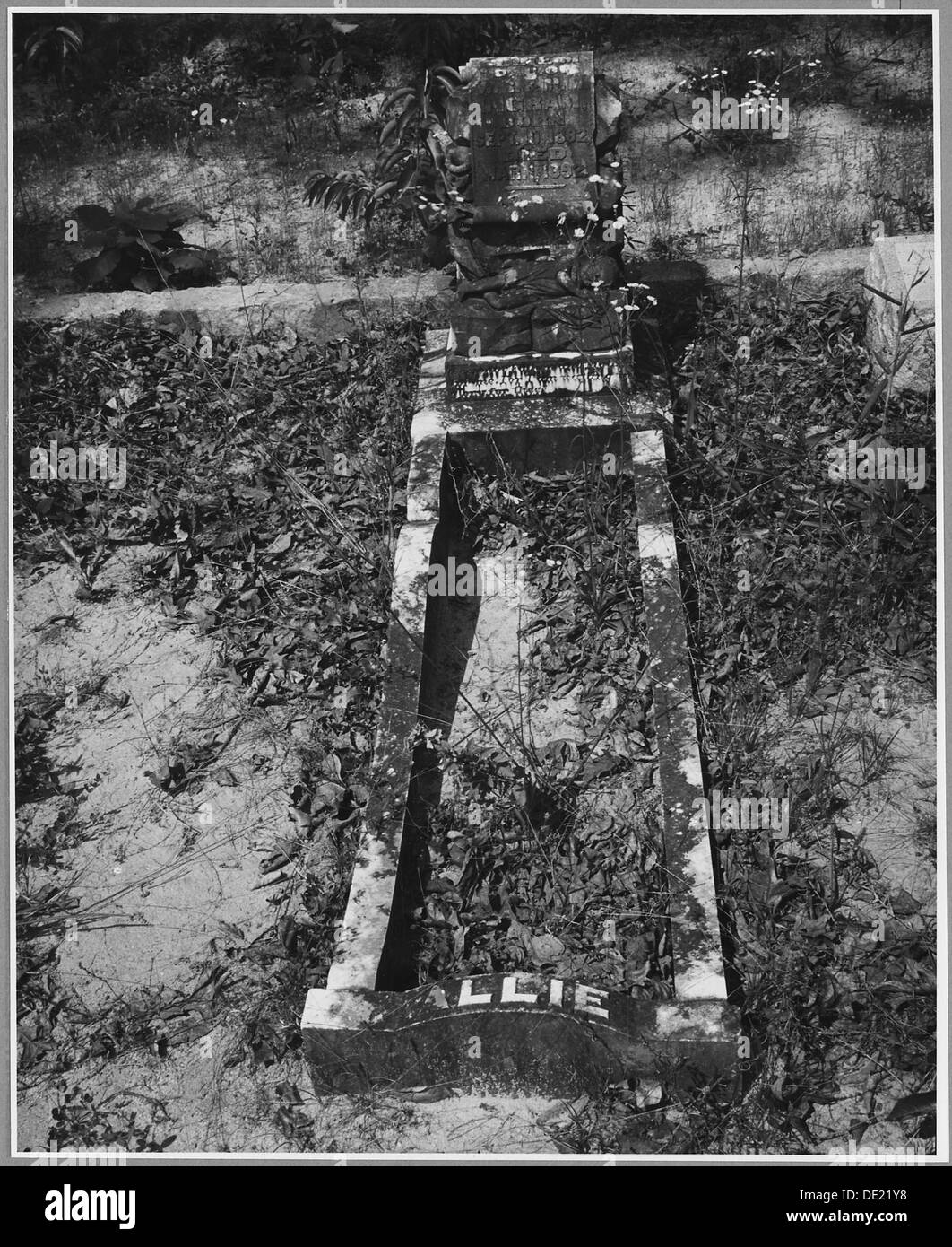 Il cimitero di Harmony Church nella contea di Putnam, Georgia, rappresenta un sito storico in cui sono sepolti molti membri della comunità locale. Serve come testimonianza del passato e del patrimonio dell'area. Foto Stock