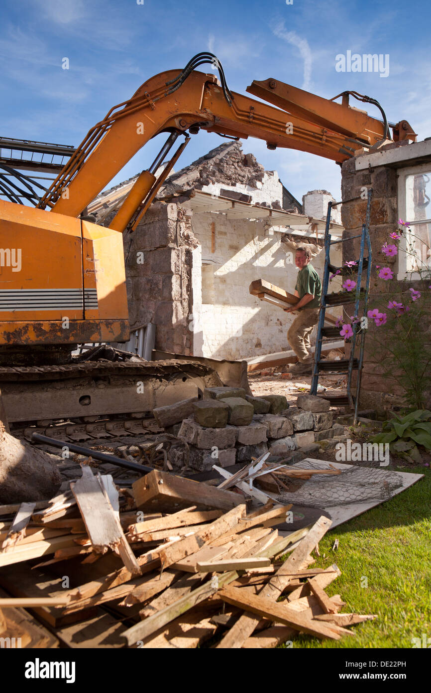 Edificio autonomo house, la demolizione di vecchi in pietra costruito dependance per cancellare il sito pronto per la costruzione di una casa nuova Foto Stock