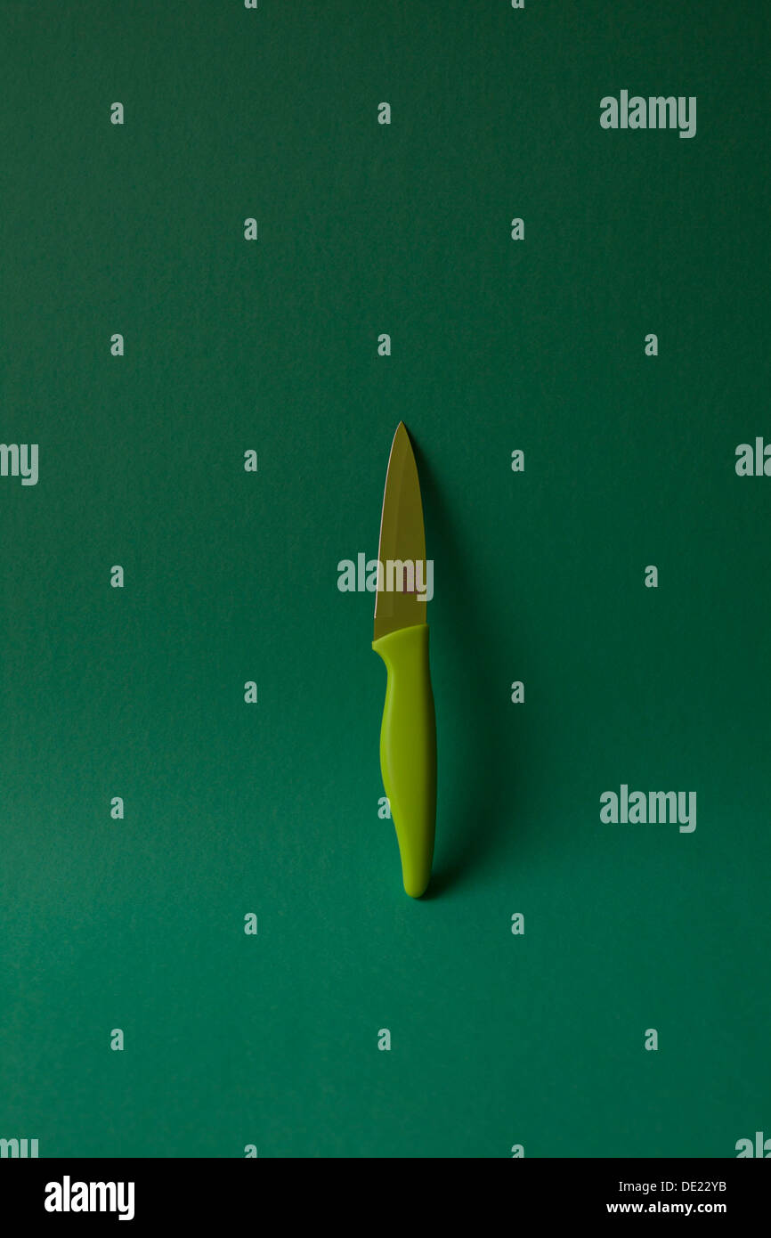 Green spelucchino dritto su uno sfondo verde. Foto Stock