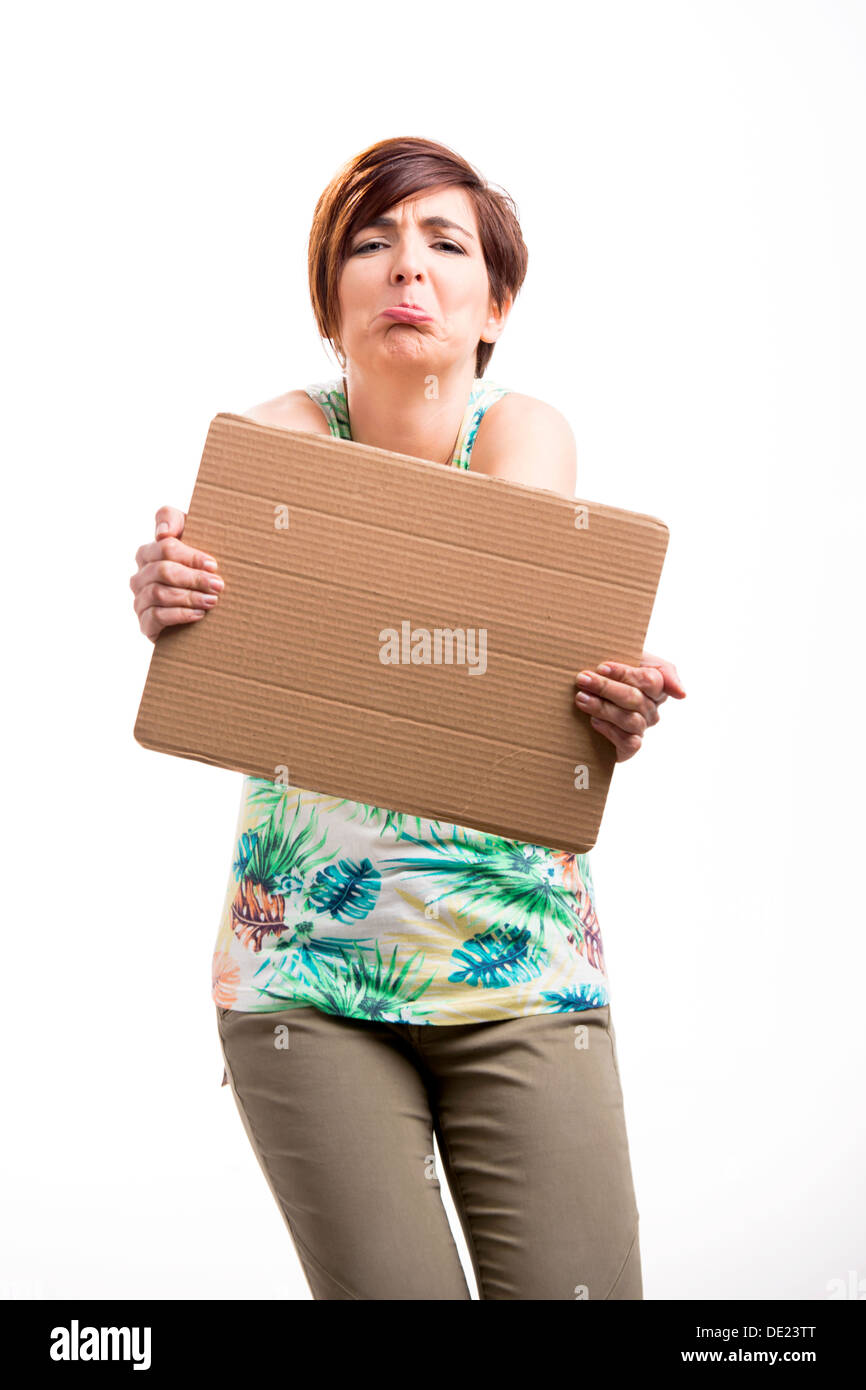 Bella donna con la faccia triste tenendo un cartone, isolate su uno sfondo bianco Foto Stock