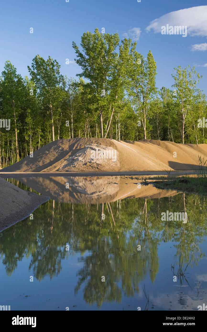 Tumuli di sabbia in una buca di sabbia commerciale dopo una pioggia pesante, Quebec, Canada Foto Stock