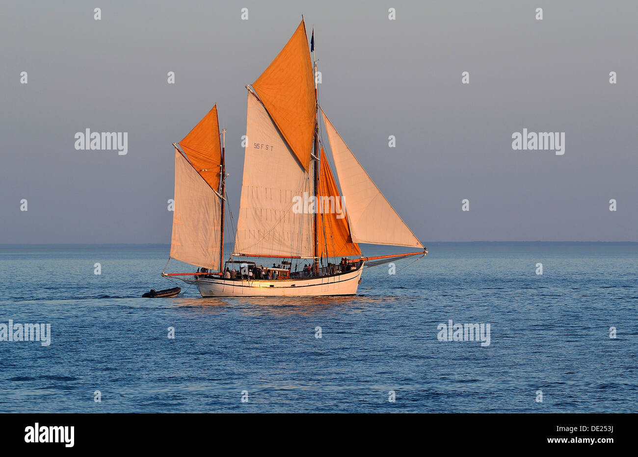 Etoile Molène (Dundee tonno, ketch, 1954, homeport : St Malo), la vecchia barca da pesca, lasciando il porto di pesca di Granville (Normandia) Foto Stock