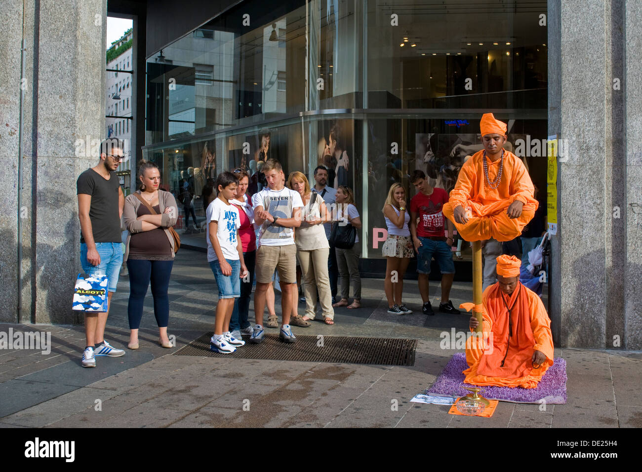 L'Italia, Milano, artista di strada Foto Stock