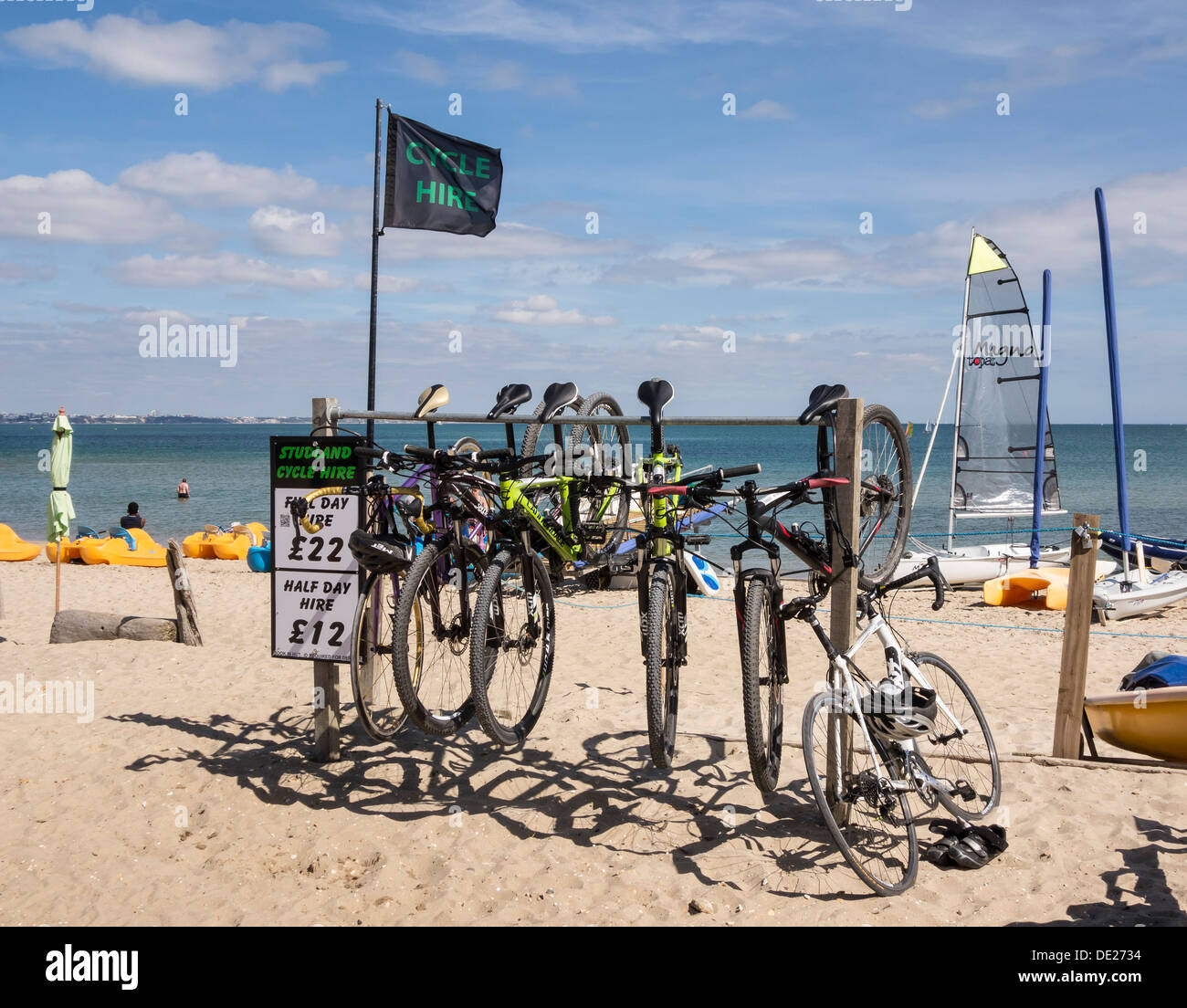 Studland Beach, biciclette a noleggio in un rack, Isle of Purbeck, Dorset, Inghilterra, Regno Unito. Foto Stock