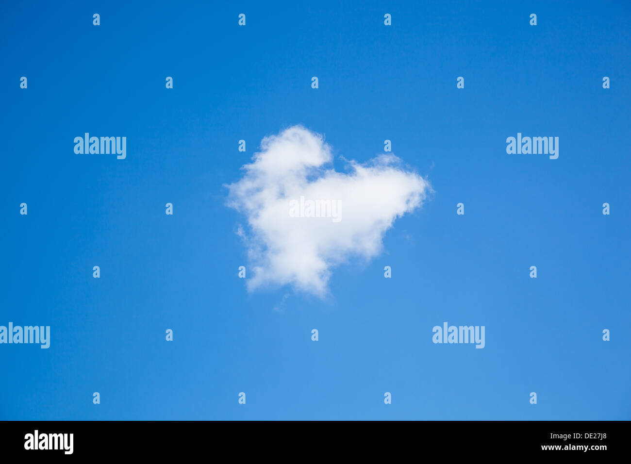 Bianco soffice nuvola in un cielo blu, al di sopra della Baia di Holkham, Norfolk Foto Stock