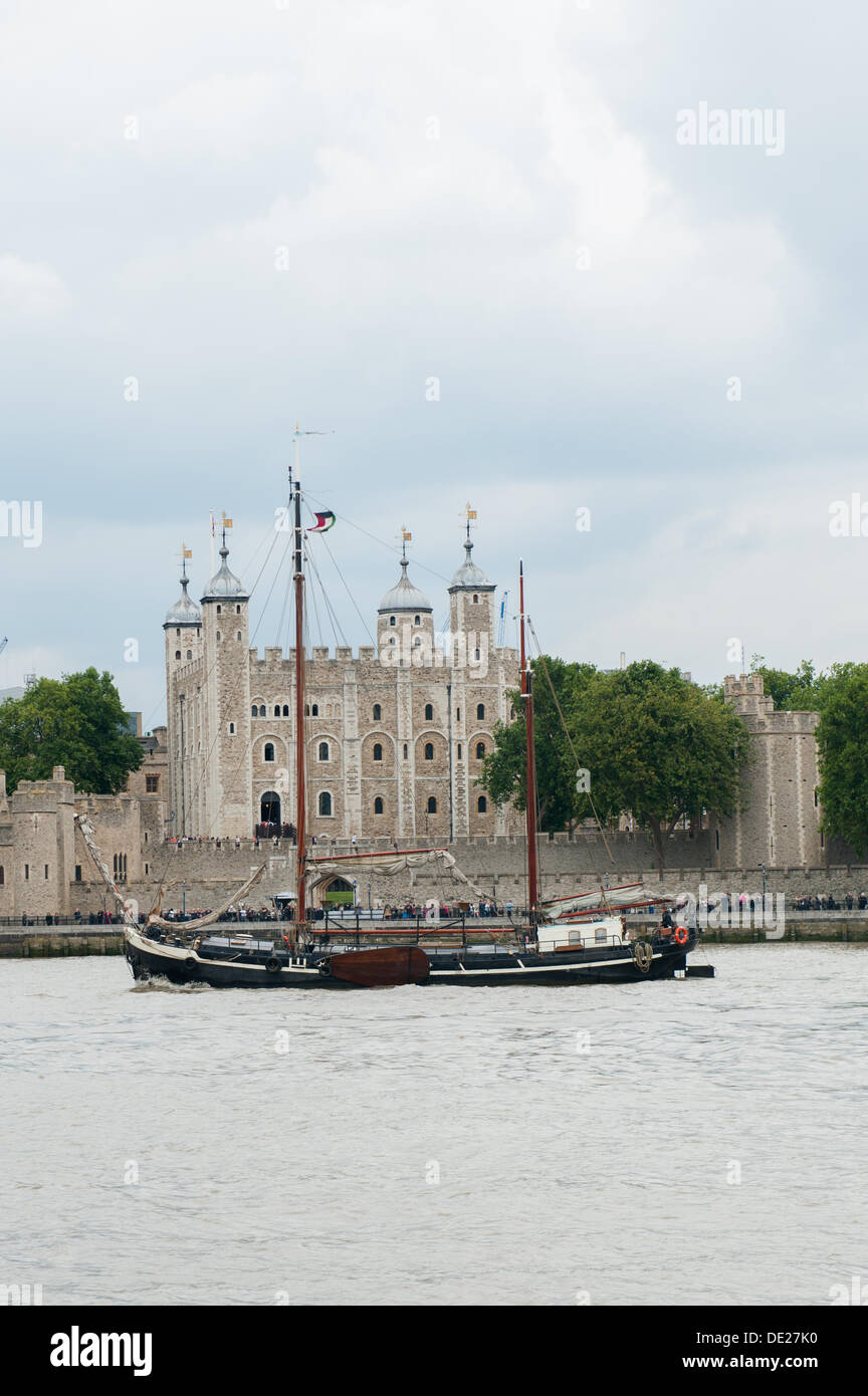 Londra, Regno Unito. Decimo Sep, 2013. Il Tower Bridge di Londra. Il ponte si apre come due barche classiche arrivare durante il Festival del Tamigi. Il Cultureship (De-Walvisch) e Vic96. Entrambe le navi sono prendendo parte al 1513 Navi Opera dove le navi di campane e fischietti e le navi stesse saranno gli esecutori del sabato sera vicino al Tower Bridge. Credito: Allsorts Stock Photo/Alamy Live News Foto Stock